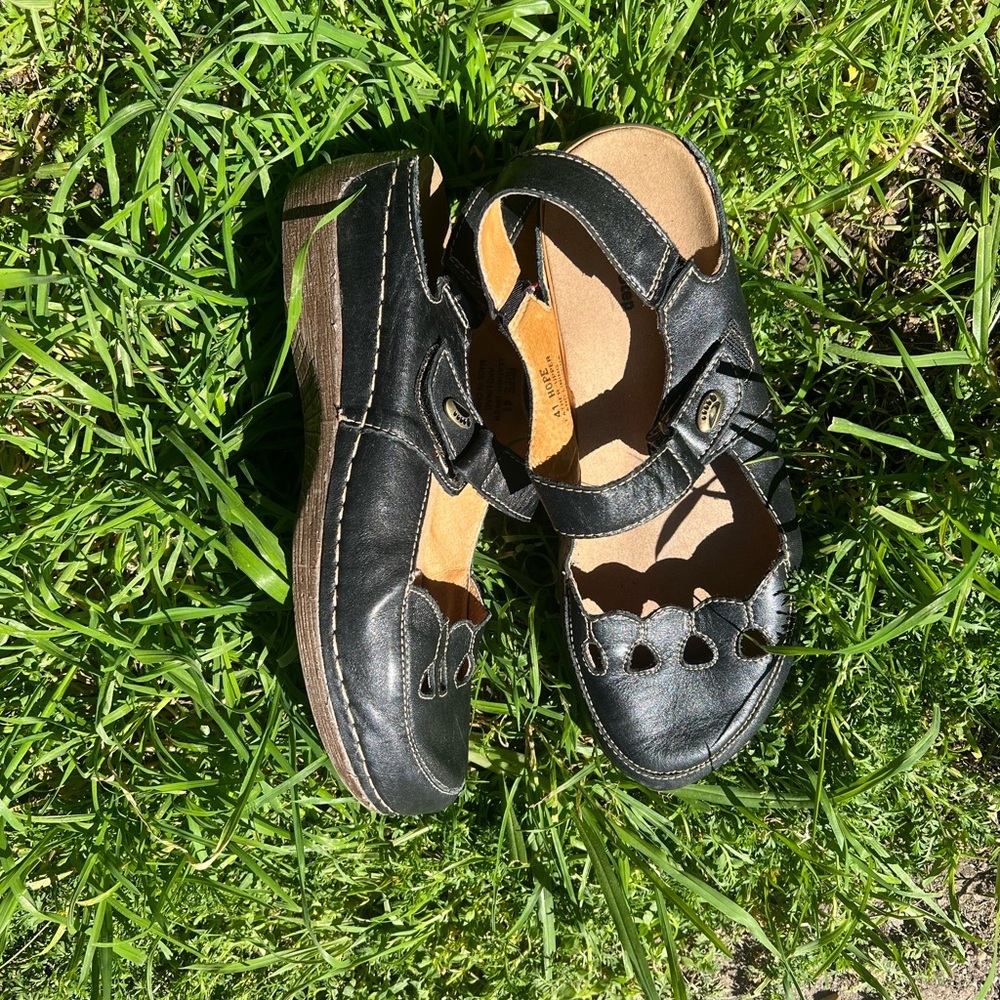 Spring Step Women's Black Leather Sandals - Picture 4 of 8